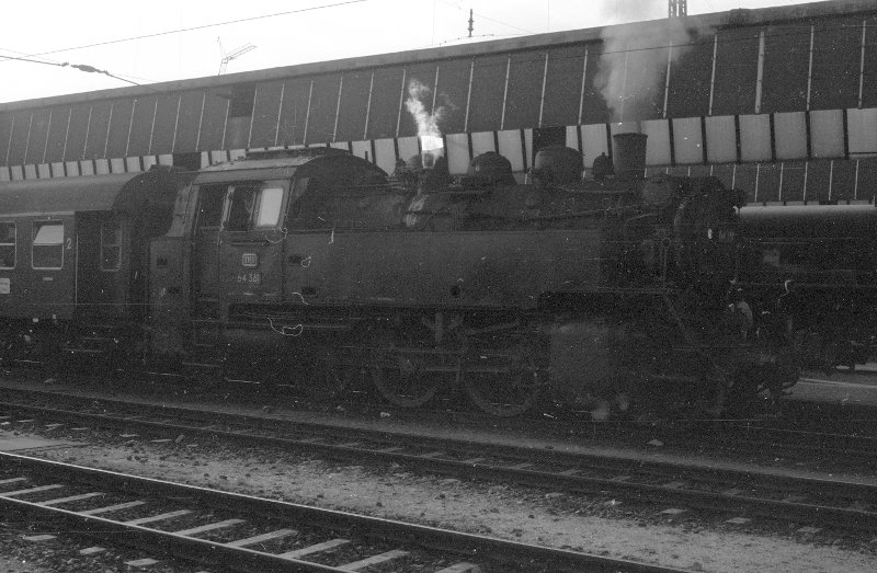 64 361, vor Zug am Bahnsteig; Bf Nürnberg Hbf
