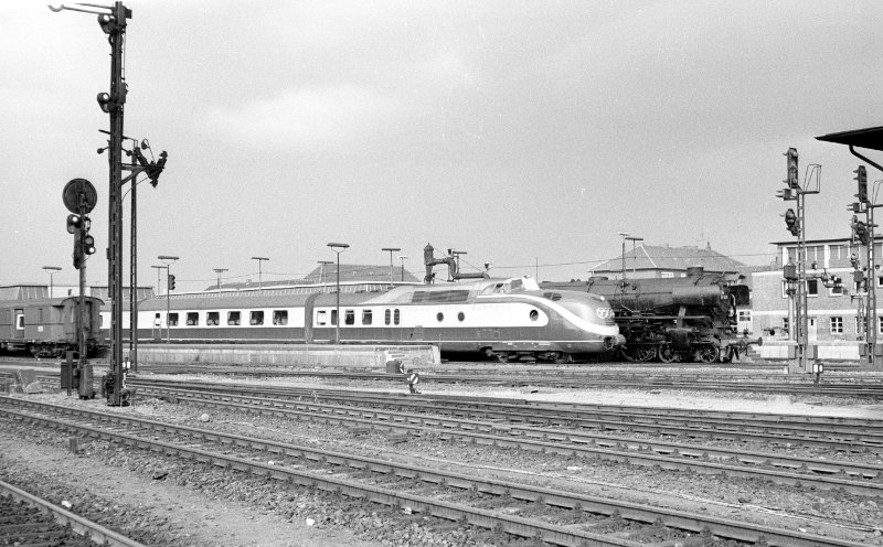 01 1075, neben VT 11; Bf Münster Hbf