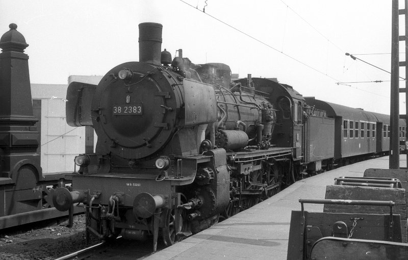 38 2383, vor Zug 1324 nach Aachen; Bf Köln Hbf