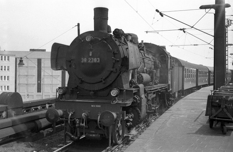 38 2383, vor Zug 1324 nach Aachen; Bf Köln Hbf