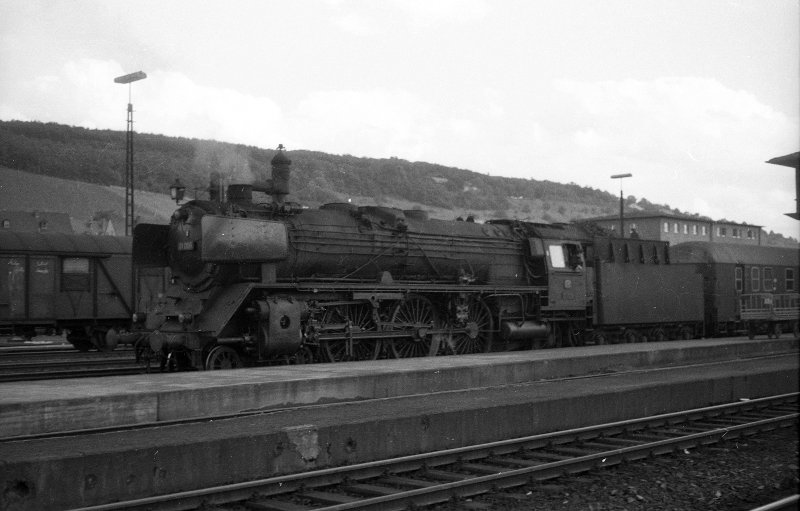 01 008 vor Zug; Bf Trier Hbf