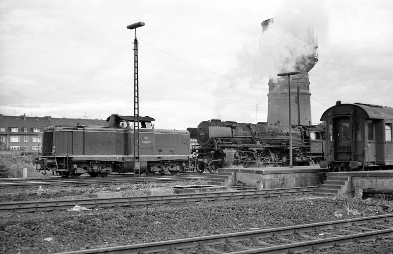 01 113 und V 100 2055 vor D-Zug; Bf Münster Hbf