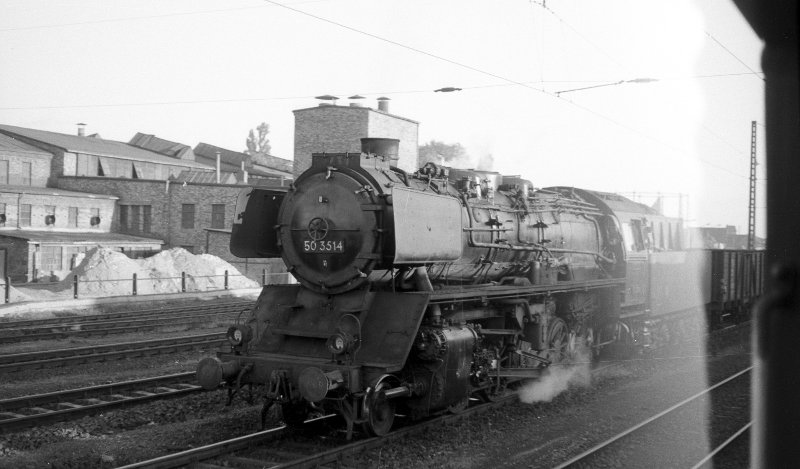 50 3514, vor Güterzug; Bf Köthen