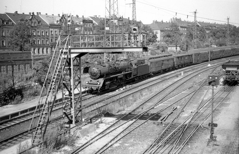 22 007, vor Schnellzug; Bf KMSt-Hilbersdorf