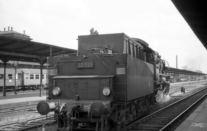 22 051, verläßt den D 146; Bf Hof Hbf