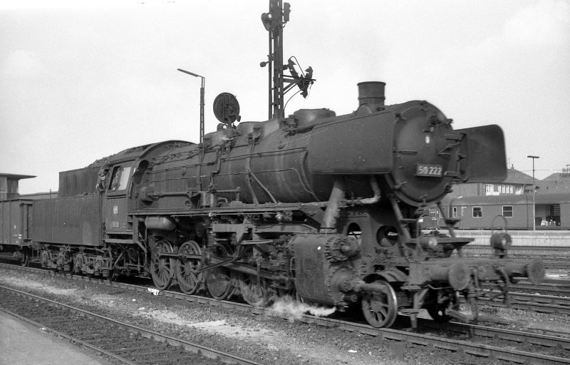 50 222, in Fahrt vor Güterzug; Bf Münster Hbf