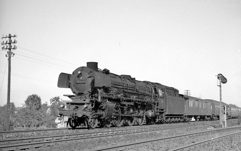 01 1074 vor Schnellzug bei Münster