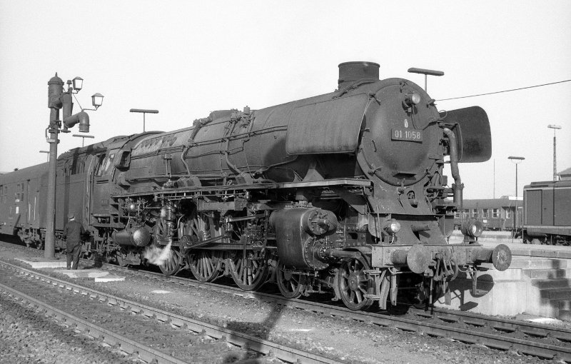 01 1058, vor Schnellzug; Bf Münster Hbf