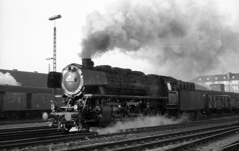 44 1365, vor Güterzug; Bf Münster Hbf