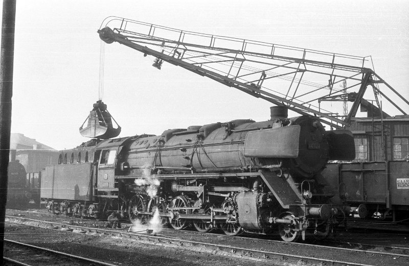 44 428, bei Bekohlung; Bw Hagen Vorhalle