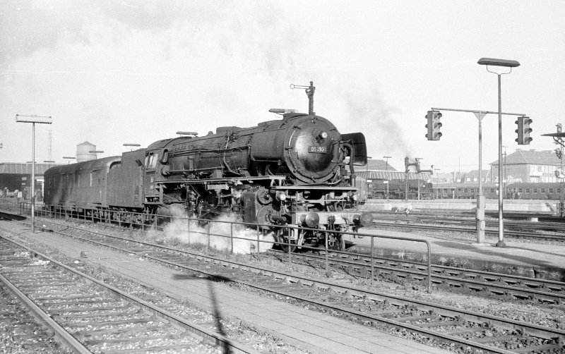 01 197, Lok rückt ab von D 66; Bf Münster Hbf