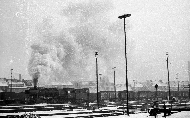 50 2530, qualmt vor Güterzug; Bf Münster Hbf