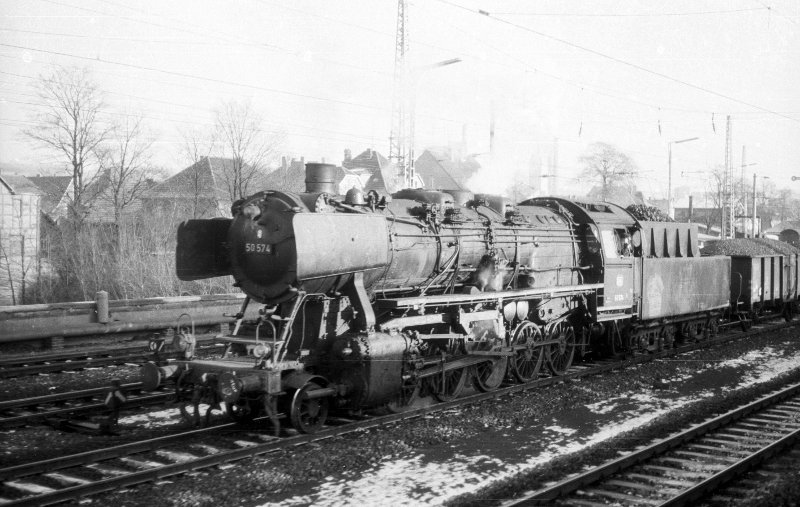 50 574 vor Güterzug; Bf Lengerich