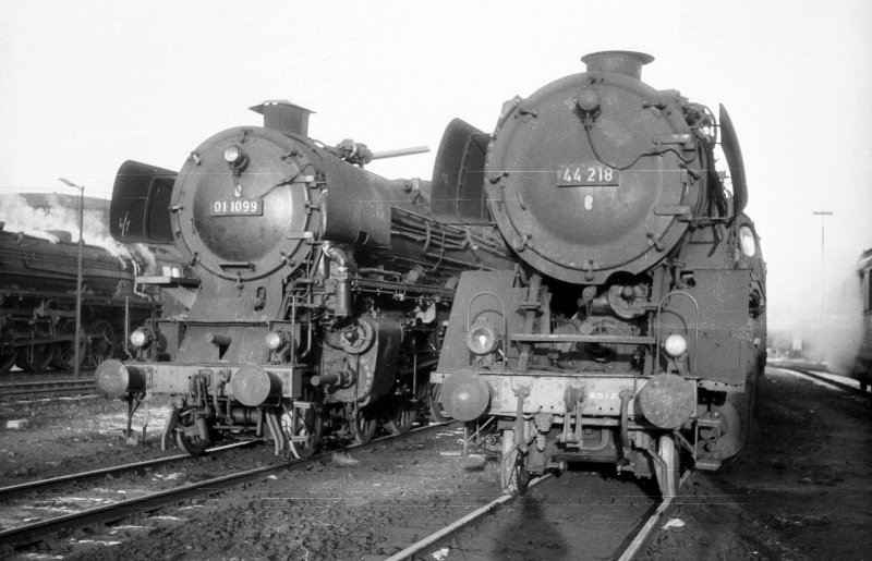 01 1099, steht neben 44 218; Bw Osnabrück Hbf