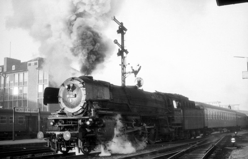 01 194, Anfahrt vor E 566; Bf Münster Hbf