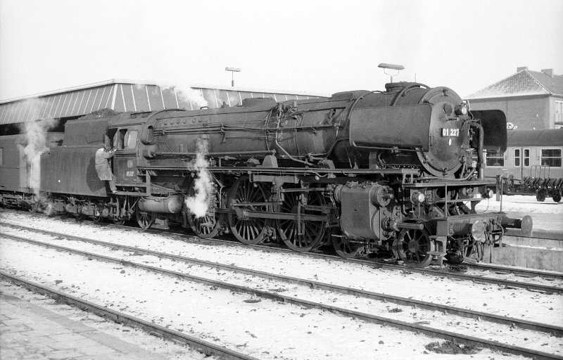 01 227, vor Zug; Bf Münster Hbf