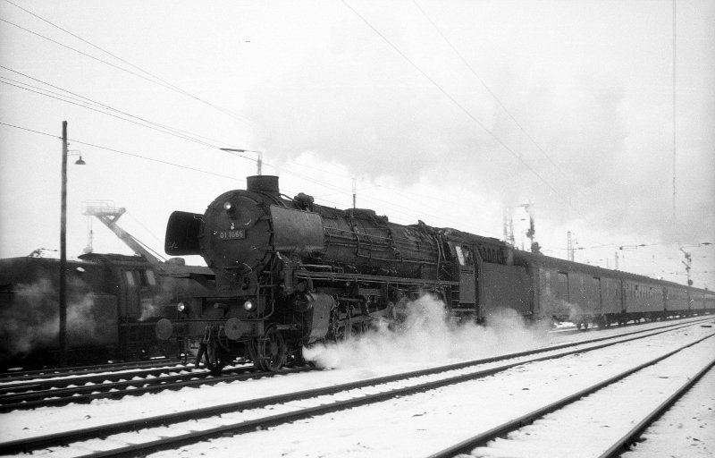 01 1066, vor D 66, im Schnee; Bf Münster Hbf