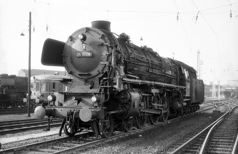 01 1074, linkes Windleitblech fehlt; Bw Münster