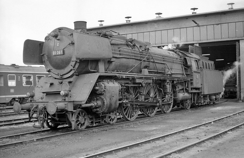 01 061; Bw Trier vor Lokschuppen