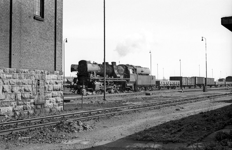 50 4023, vor Güterzug; Bf Hamm Rbf Nähe Bw Hamm G