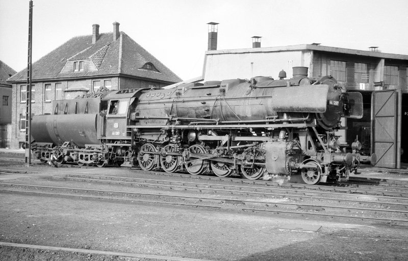 44 1267, mit Wannentender; Bw Rheine