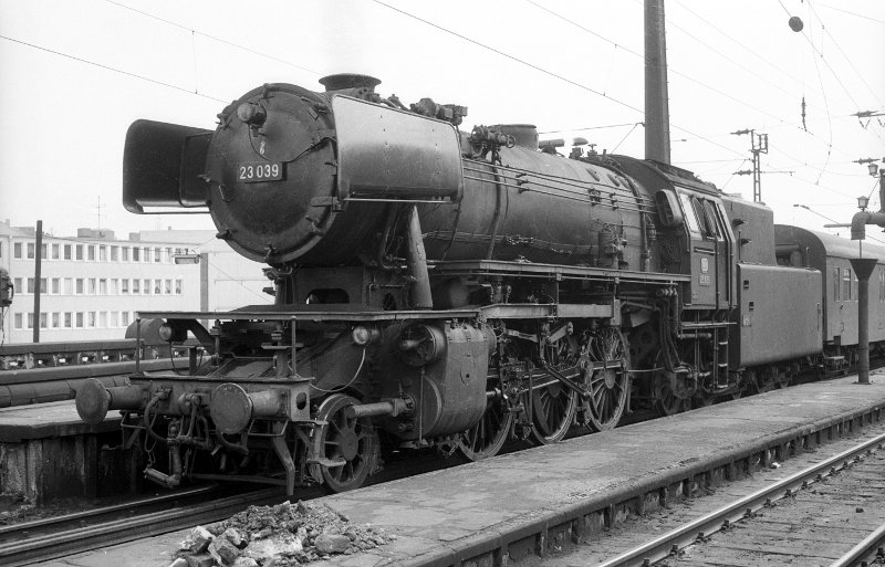 23 039, vor Zug; Bf Köln Hbf