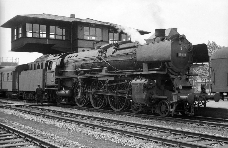 01 039, vor Zug; Bf Trier Hbf