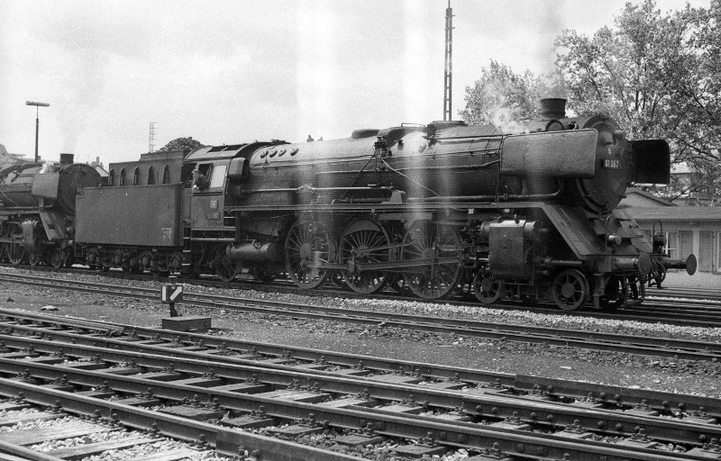 01 067, vor Zug; Bf Trier Hbf