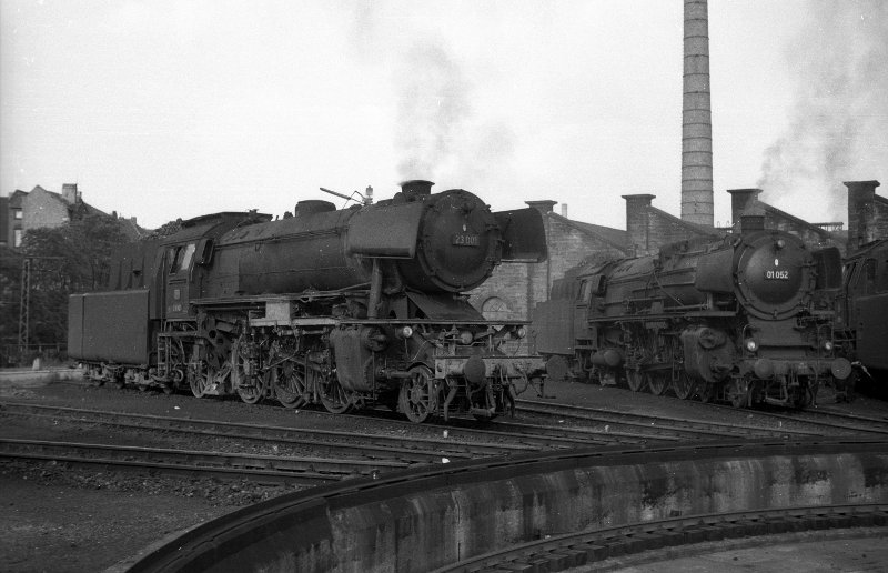 23 001, daneben steht 01 052; Bw Saarbrücken Hbf