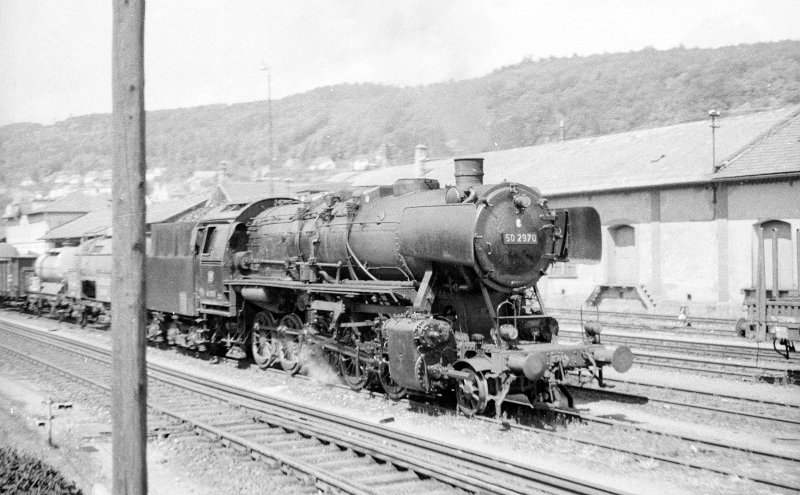 50 2970, vor Güterzug; Bf Waldshut