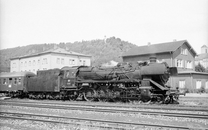 39 231, Anfahrt vor Zug; Bw Horb