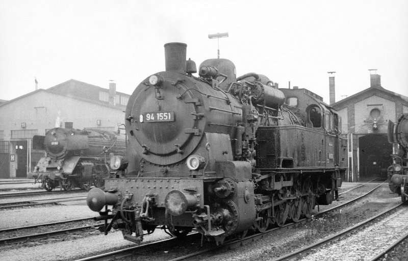 94 1551 (im Hintergrund: 01. 102); Bw Mühldorf