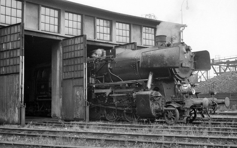 50 2425; Bw Hof teils Lokschuppen