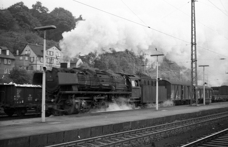 44 443, vor Güterzug; Bf Dillenburg