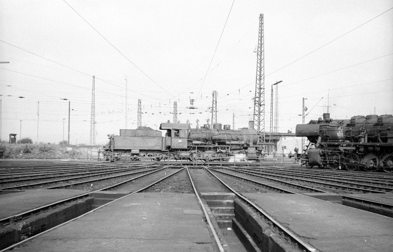 55 3842, wird gedreht; Bw Gießen Drehscheibe