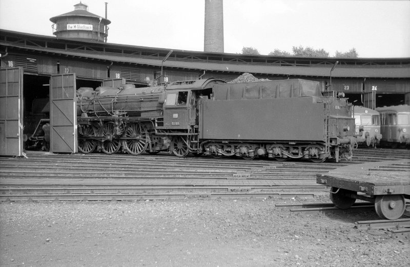 03 169; Bw Mönchengladbach vor Lokschuppen