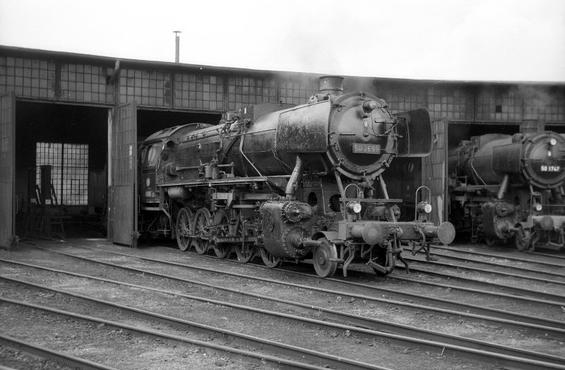 50 2699; Bw Duisburg Wedau vor Lokschuppen