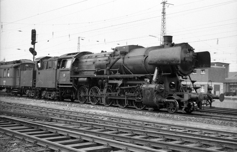 50 883, vor Güterzug; Bf Münster Hbf