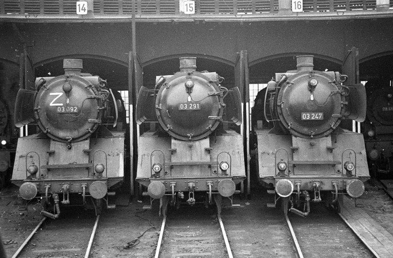 03 092, neben 03 291 und 03 247; Bw Hamburg Altona