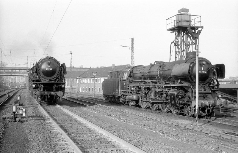 01 209 neben 01 1104; Bw Münster