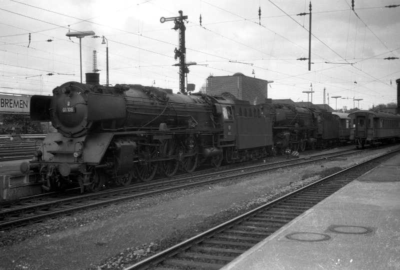 01 106, mit 01 043; Bf Bremen Hbf