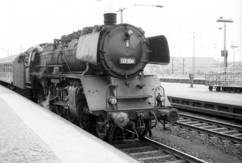 03 164, steht vor Zug; Bf Hamm Hbf