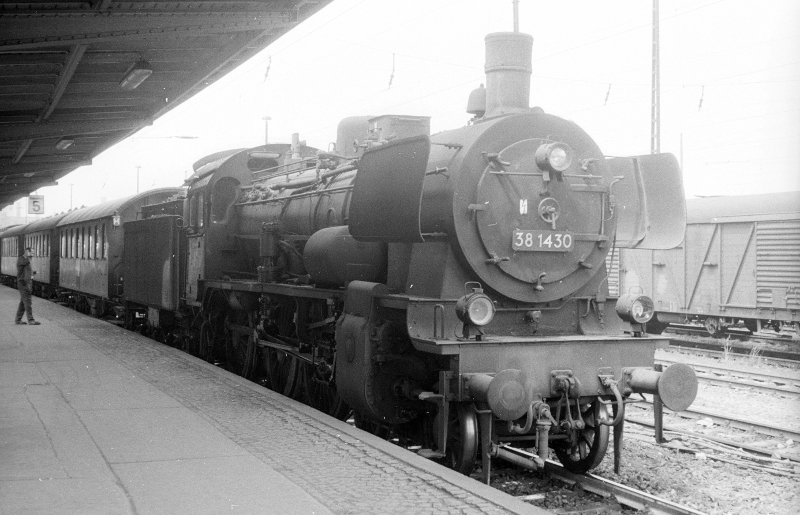 38 1430, abfahrbereit vor Zug; Bf Weimar Hbf