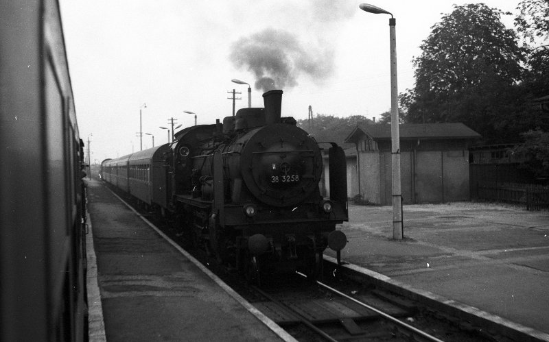 38 3258, vor Zug; Bf Großenhain Berliner Bf