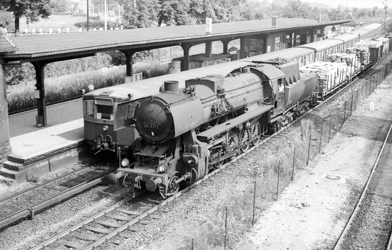 52 2711, vor Zug; bei Berlin Pankow-Heinersdorf