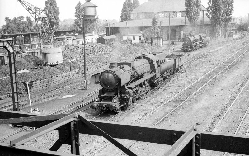 52 6311, mit einem O-Wagen; Bf Berlin Pankow