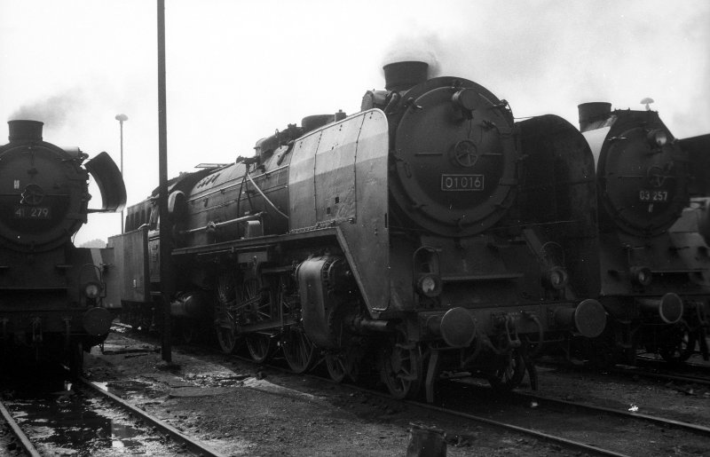 01 016, zwischen 41 279 und 03 257; Bw Magdeburg Hbf