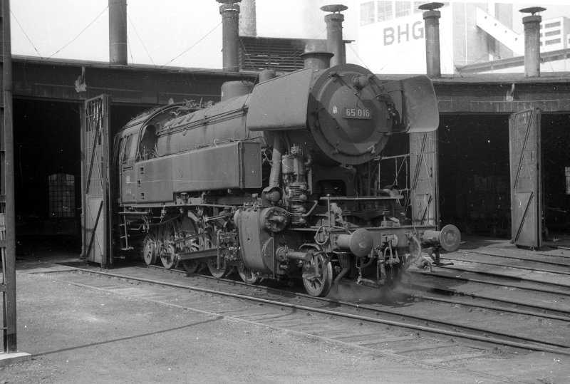 65 016; Bw Limburg vor Lokschuppen