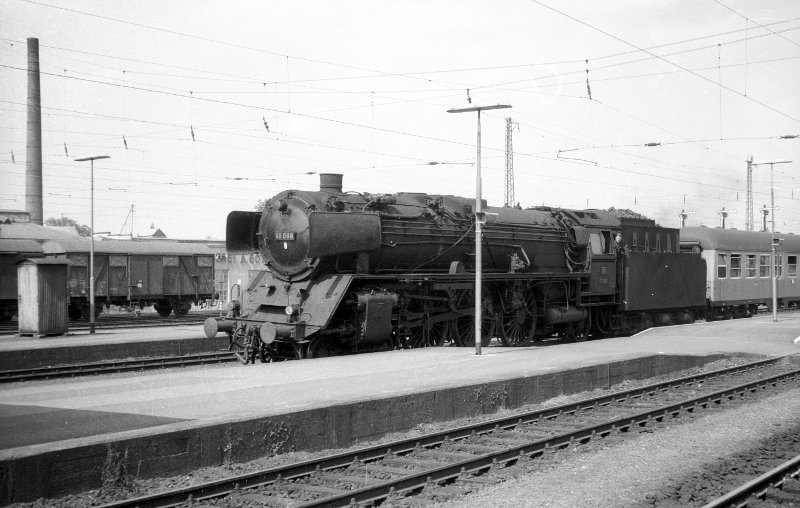 01 088, fährt vor Zug; Bf Lichtenfels