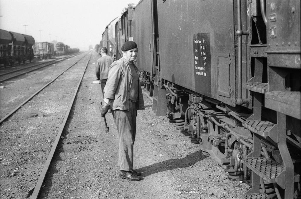 052 497-5: davor Lokf. Rudi Pfau; Duisburg-Hochfeld-Süd